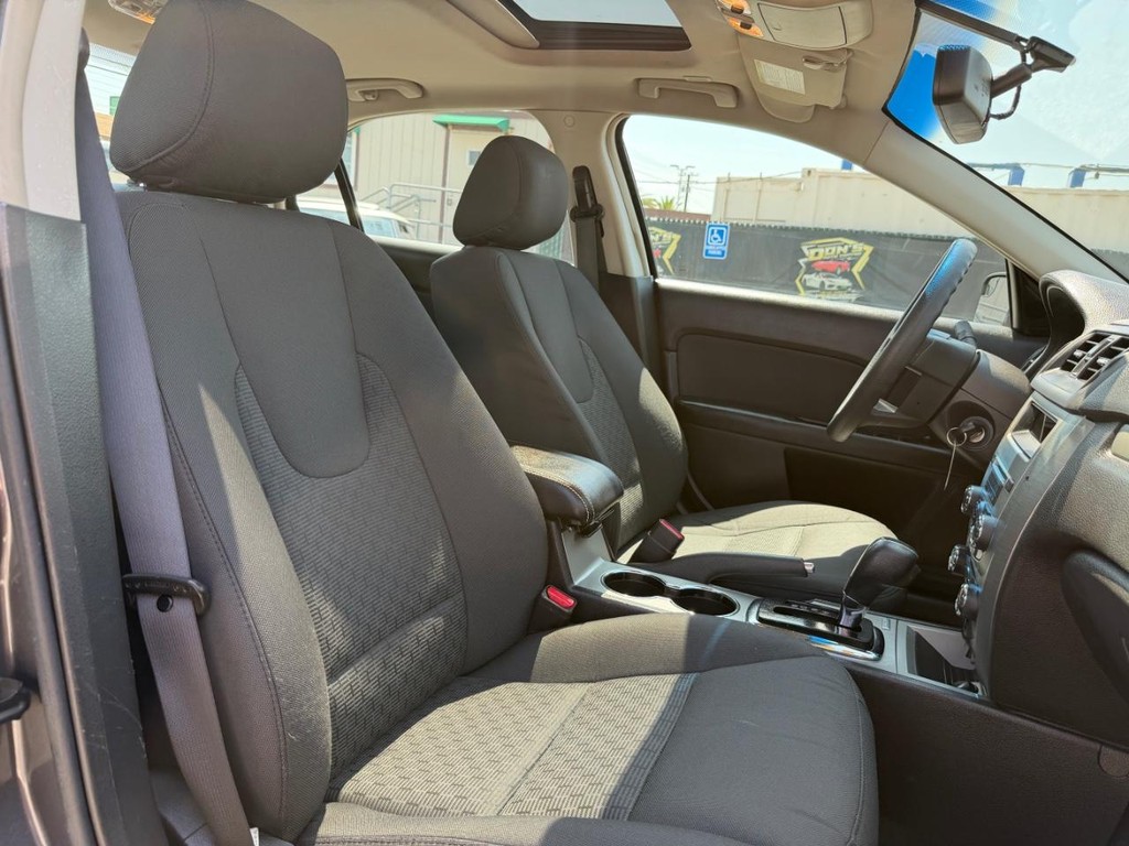 Ford Fusion Vehicle Full-screen Gallery Image 22