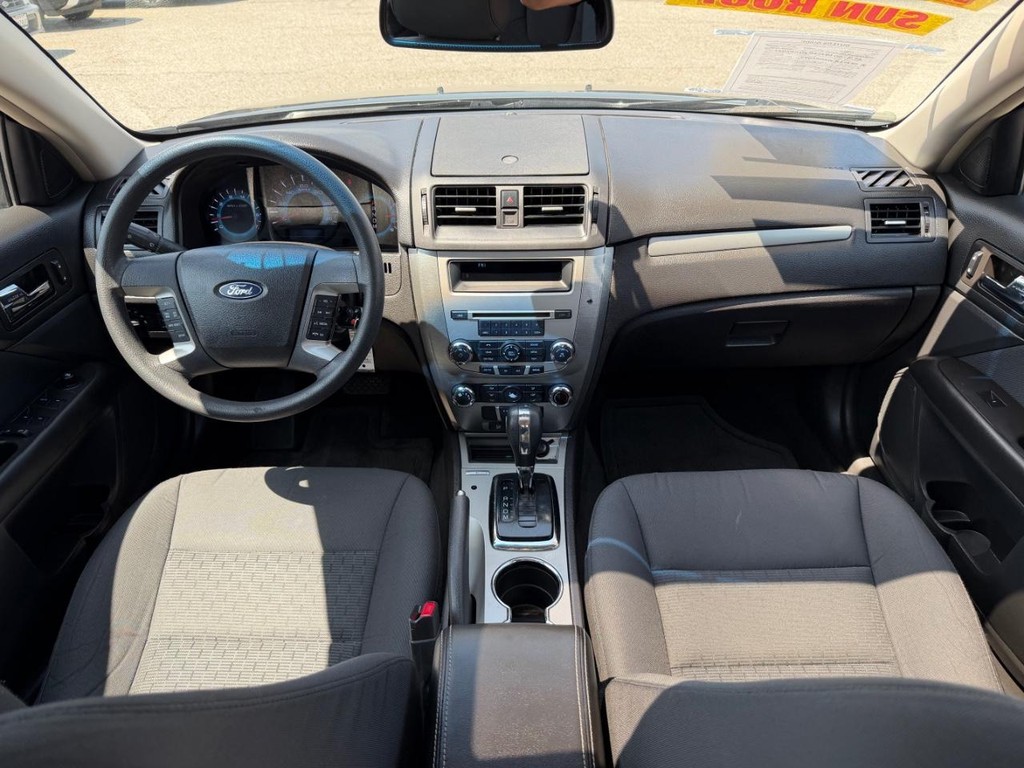 Ford Fusion Vehicle Full-screen Gallery Image 23