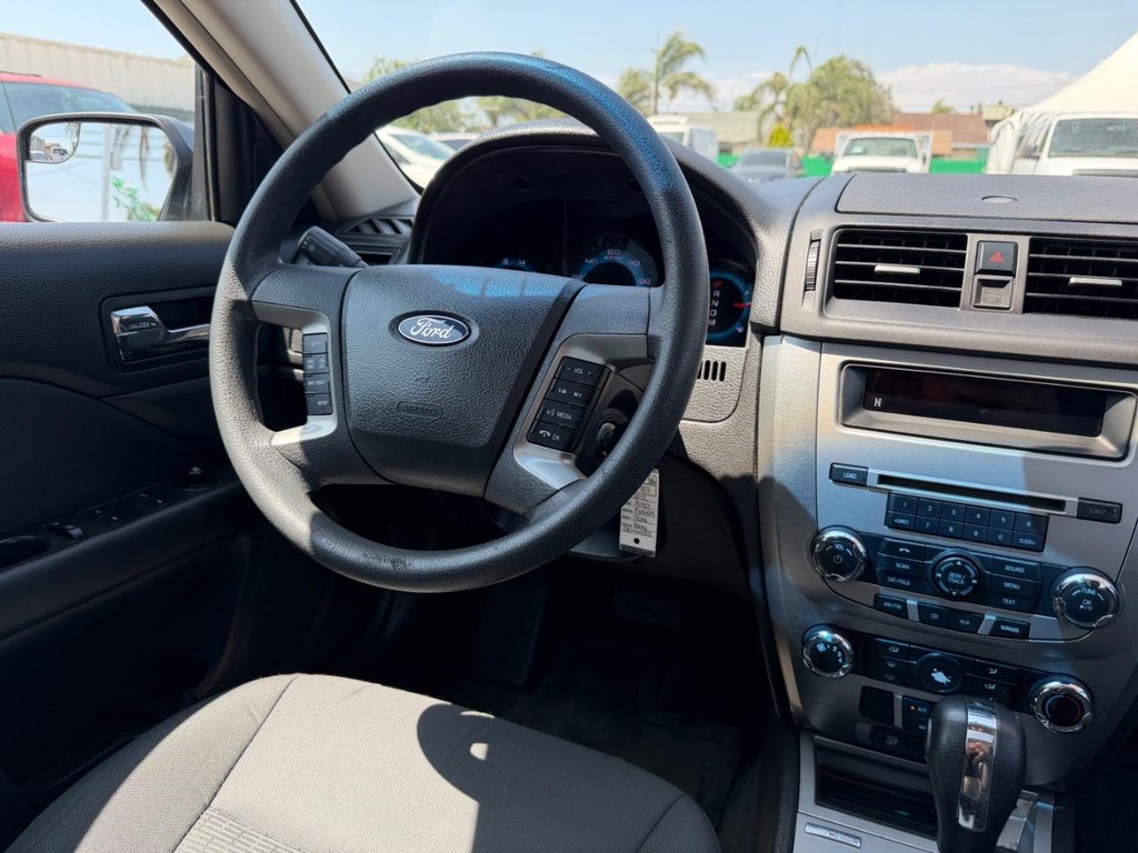 Ford Fusion Vehicle Full-screen Gallery Image 24
