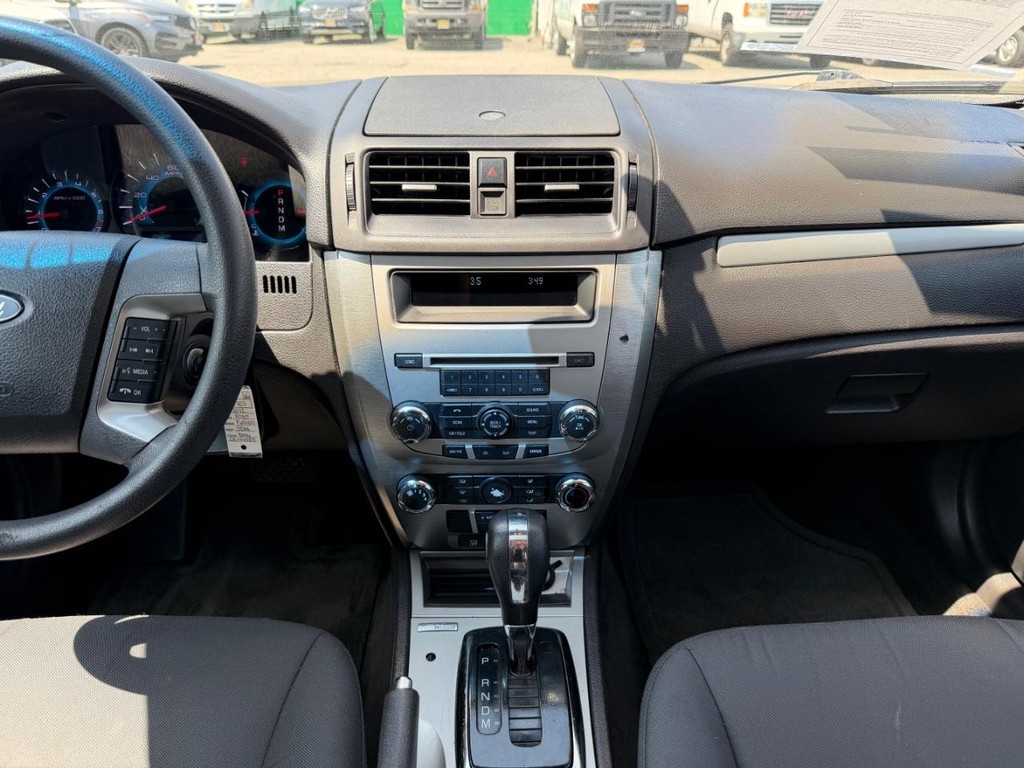 Ford Fusion Vehicle Full-screen Gallery Image 25