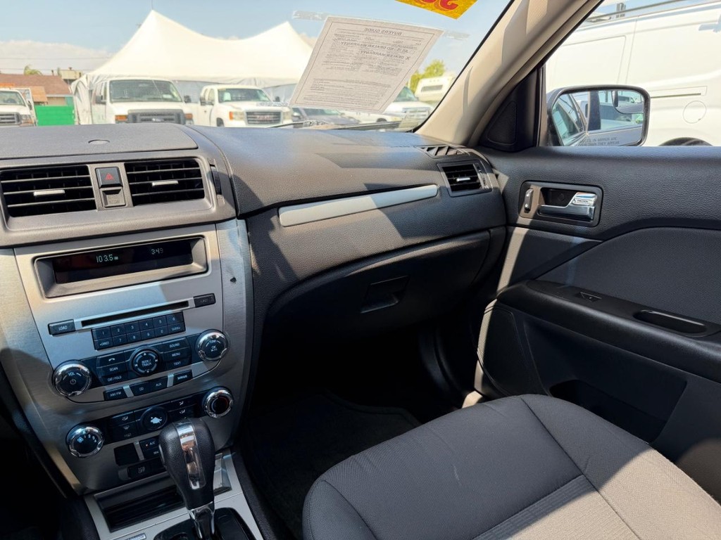 Ford Fusion Vehicle Full-screen Gallery Image 26