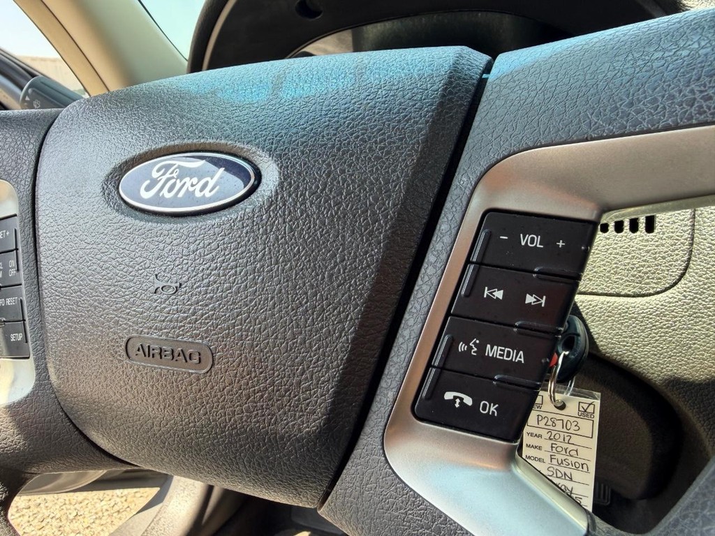 Ford Fusion Vehicle Full-screen Gallery Image 28
