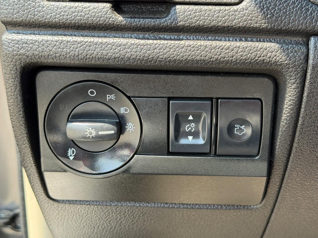 Ford Fusion Vehicle Full-screen Gallery Image 29