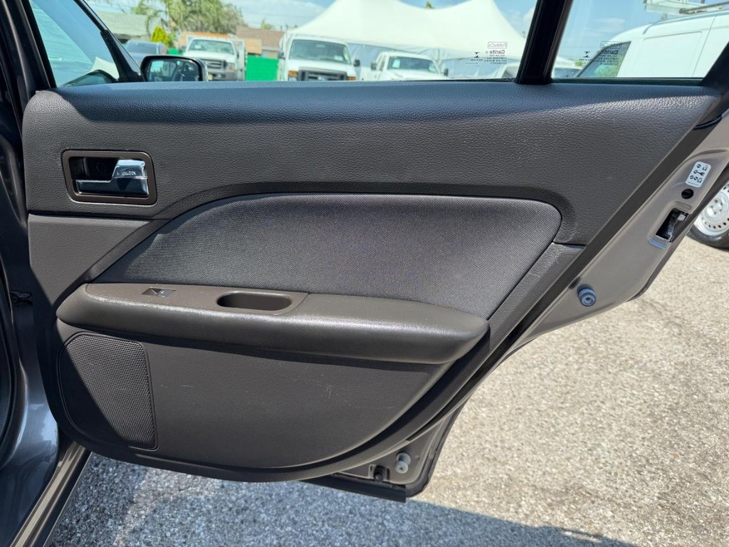 Ford Fusion Vehicle Full-screen Gallery Image 31