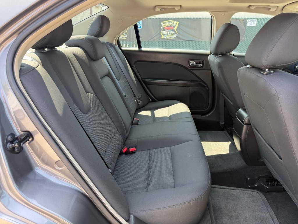 Ford Fusion Vehicle Full-screen Gallery Image 32