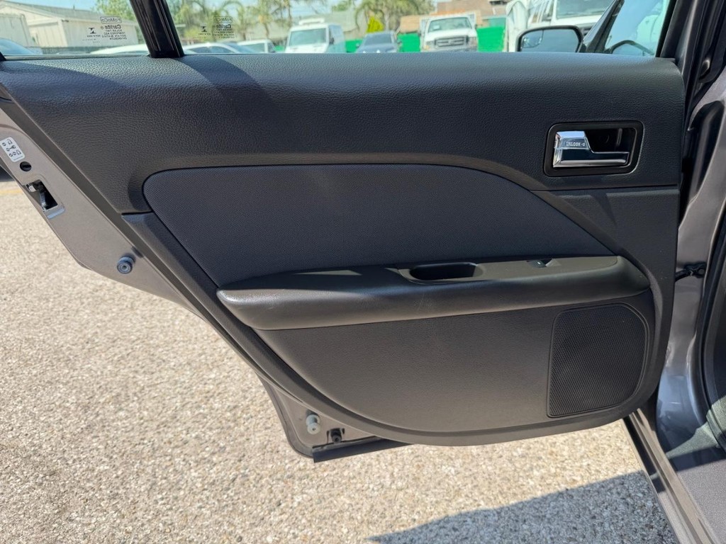 Ford Fusion Vehicle Full-screen Gallery Image 33