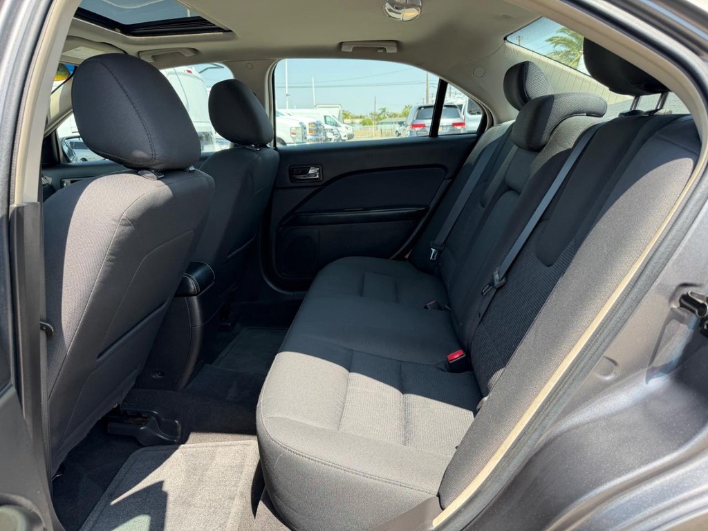 Ford Fusion Vehicle Full-screen Gallery Image 34