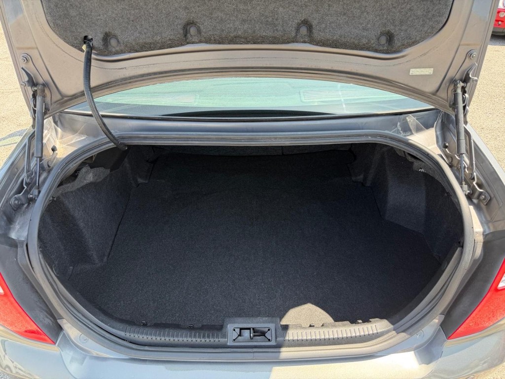 Ford Fusion Vehicle Full-screen Gallery Image 37