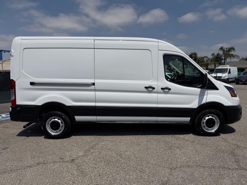 Ford Transit 250 Vehicle Full-screen Gallery Image 06