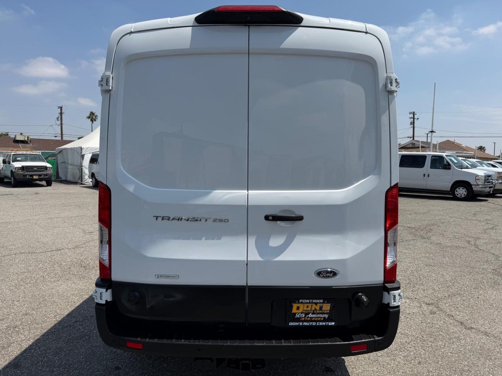 Ford Transit 250 Vehicle Full-screen Gallery Image 09