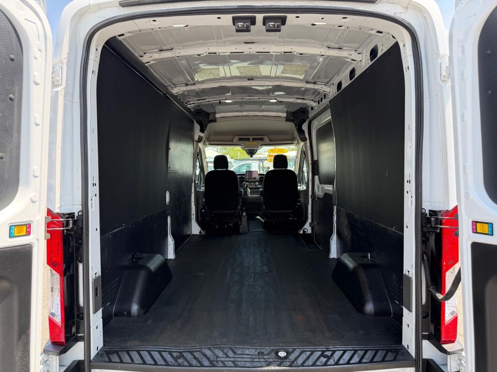 Ford Transit 250 Vehicle Full-screen Gallery Image 16