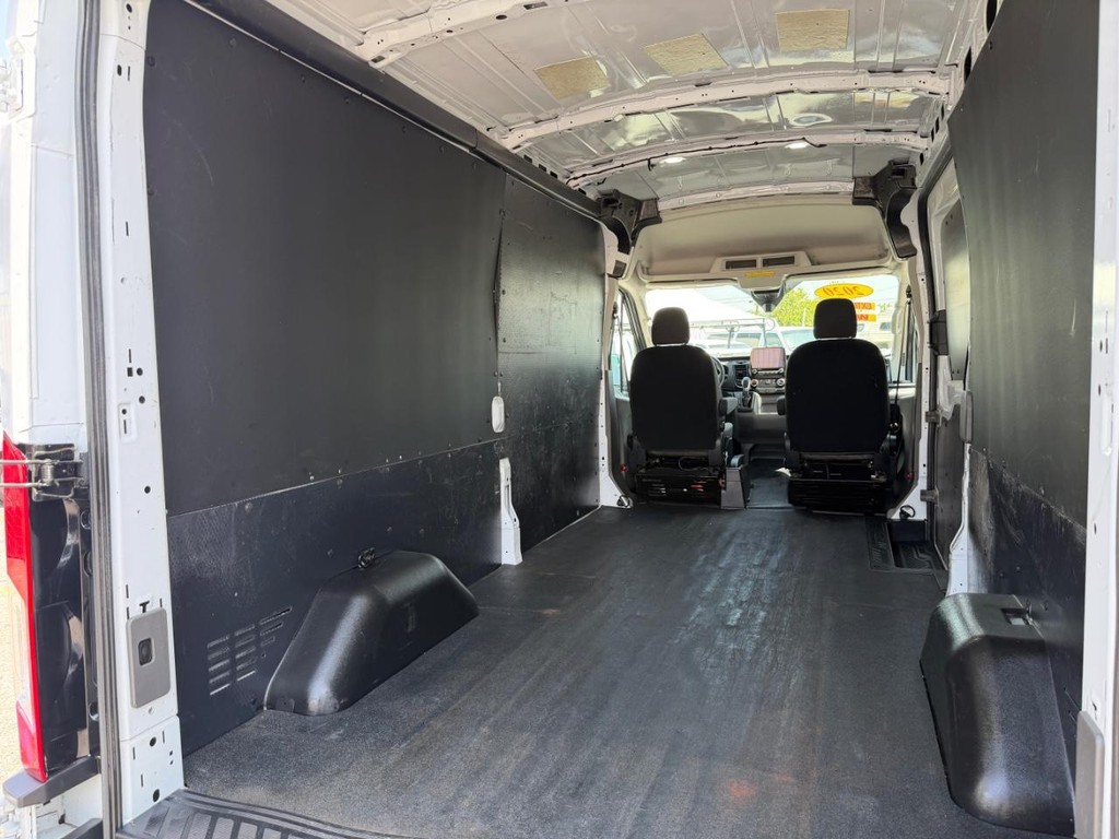 Ford Transit 250 Vehicle Full-screen Gallery Image 17