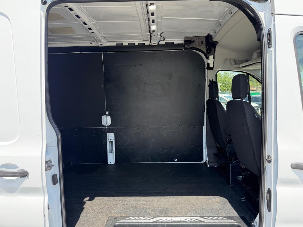 Ford Transit 250 Vehicle Full-screen Gallery Image 19