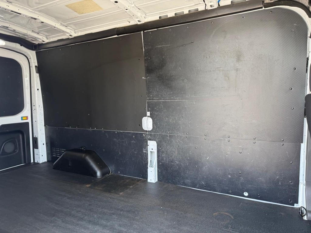 Ford Transit 250 Vehicle Full-screen Gallery Image 20