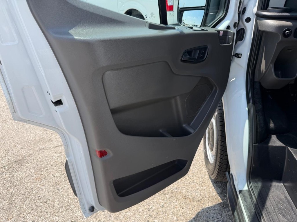 Ford Transit 250 Vehicle Full-screen Gallery Image 21