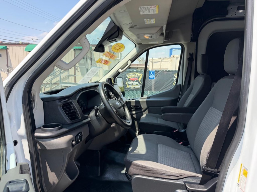 Ford Transit 250 Vehicle Full-screen Gallery Image 23