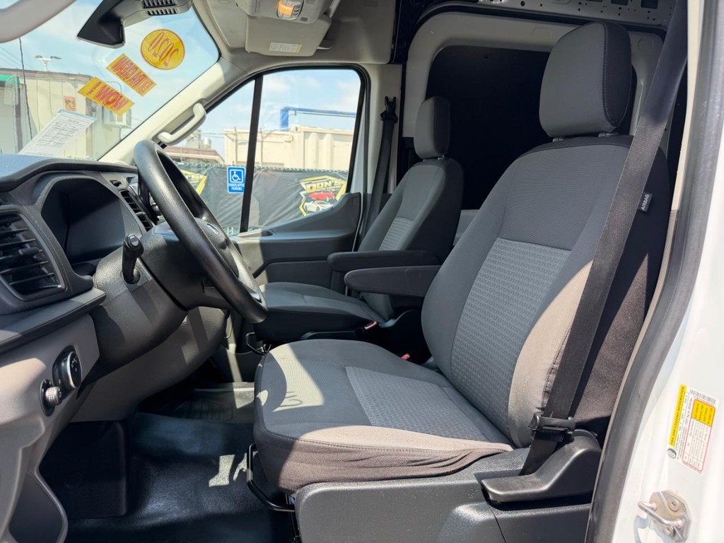 Ford Transit 250 Vehicle Full-screen Gallery Image 24