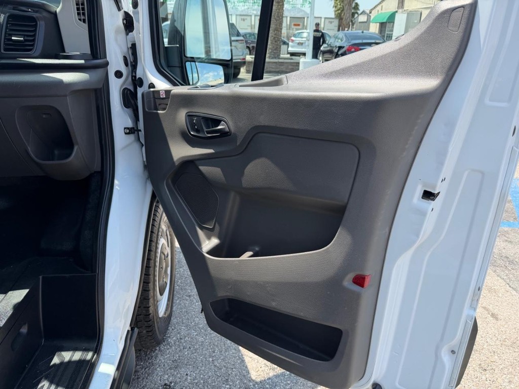Ford Transit 250 Vehicle Full-screen Gallery Image 25