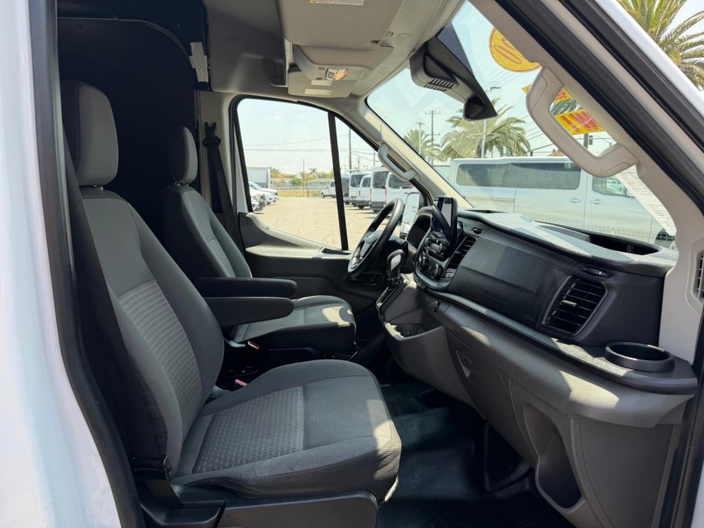 Ford Transit 250 Vehicle Full-screen Gallery Image 27