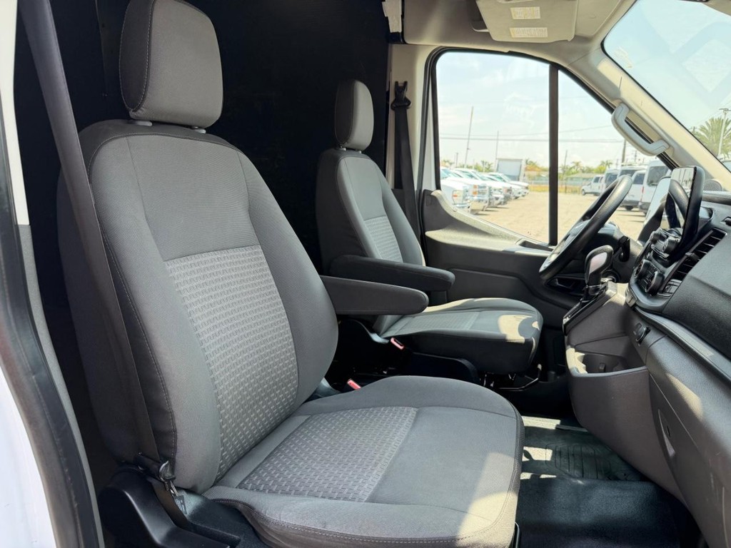 Ford Transit 250 Vehicle Full-screen Gallery Image 28