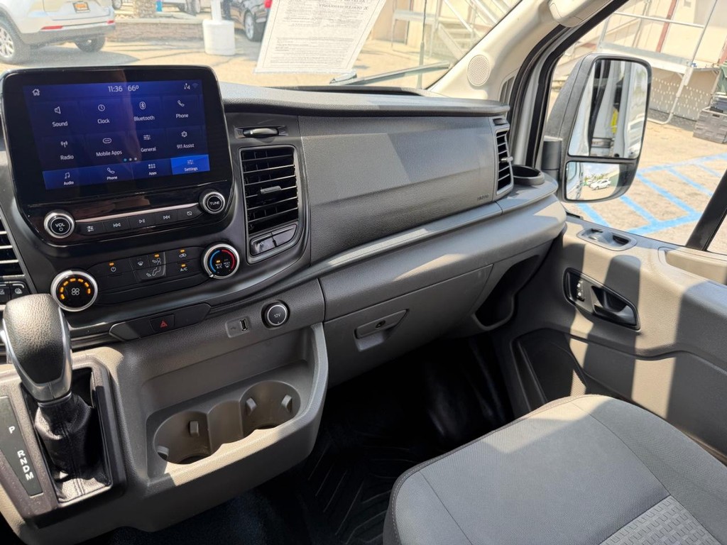 Ford Transit 250 Vehicle Full-screen Gallery Image 32