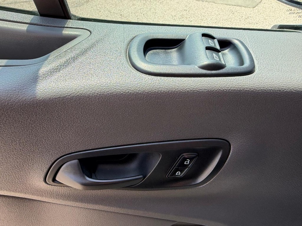 Ford Transit 250 Vehicle Full-screen Gallery Image 37