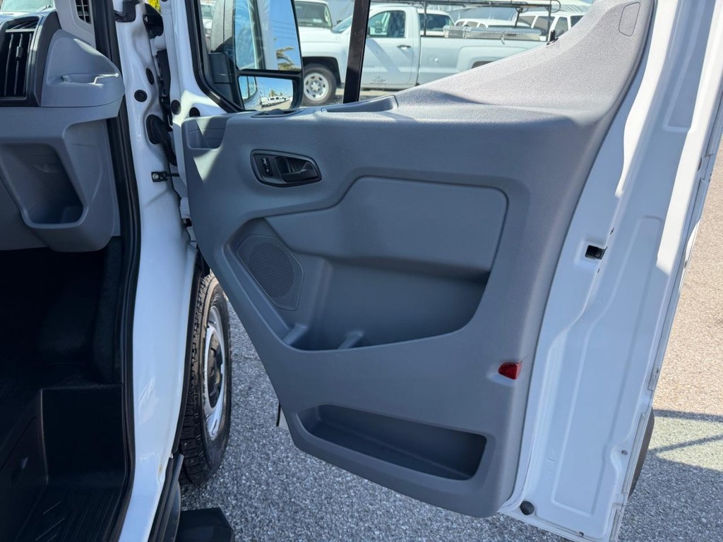 Ford Transit 350 Vehicle Full-screen Gallery Image 25