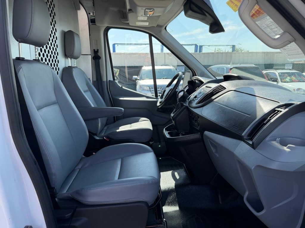 Ford Transit 350 Vehicle Full-screen Gallery Image 27