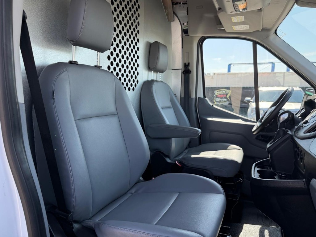 Ford Transit 350 Vehicle Full-screen Gallery Image 28