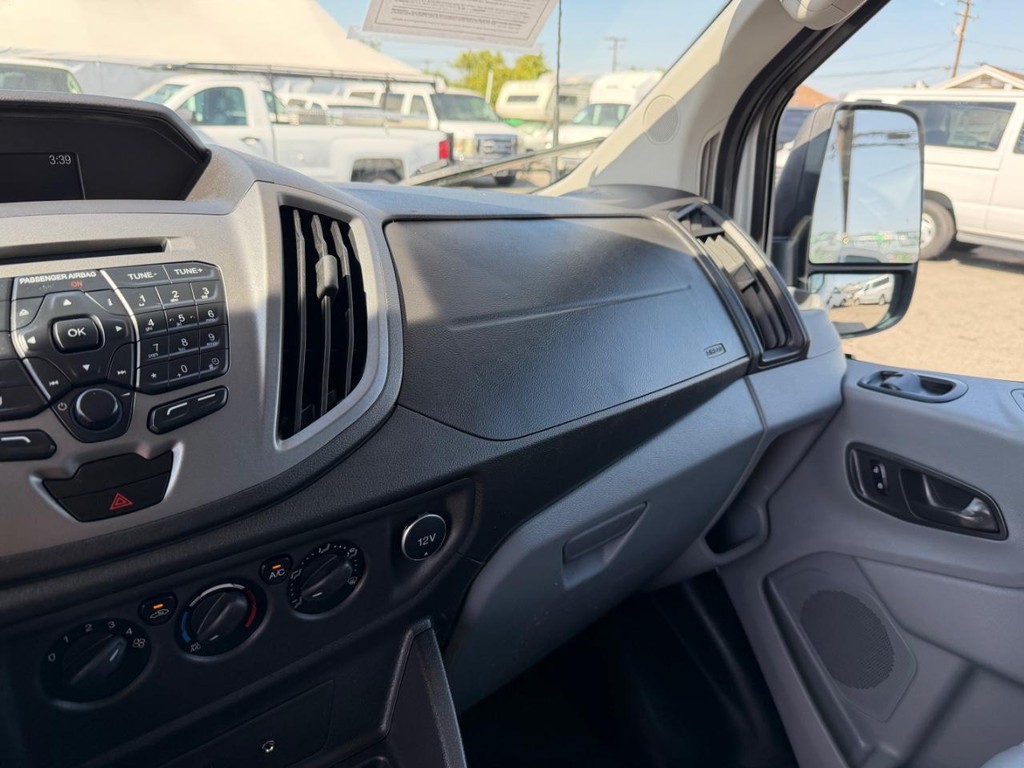 Ford Transit 350 Vehicle Full-screen Gallery Image 31