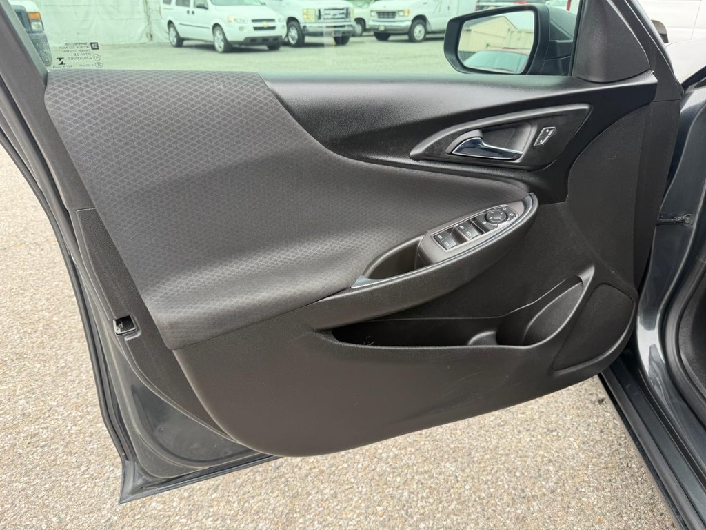 Chevrolet Malibu Vehicle Full-screen Gallery Image 15