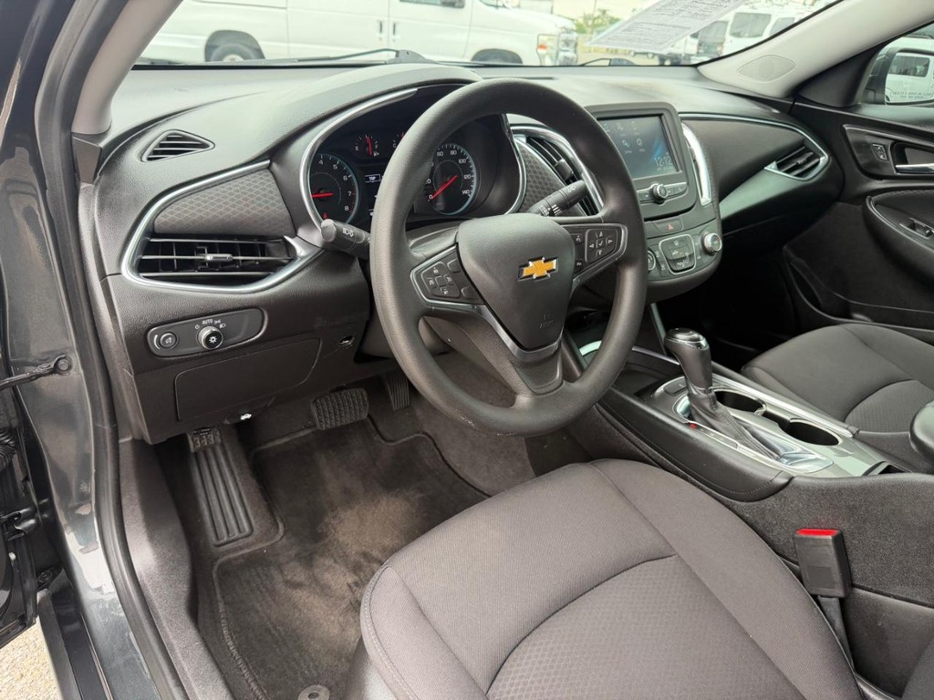 Chevrolet Malibu Vehicle Full-screen Gallery Image 16