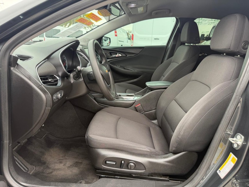 Chevrolet Malibu Vehicle Full-screen Gallery Image 17