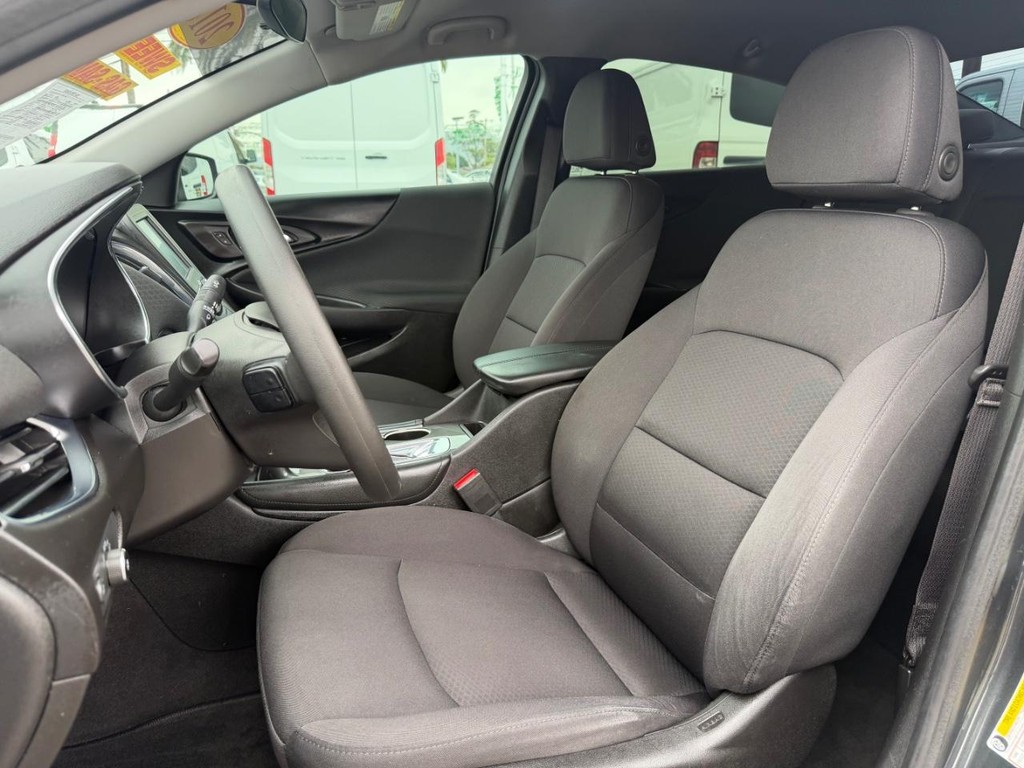 Chevrolet Malibu Vehicle Full-screen Gallery Image 18