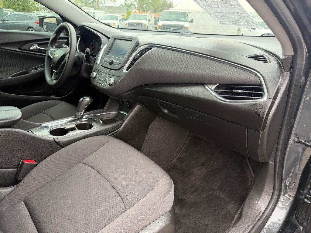 Chevrolet Malibu Vehicle Full-screen Gallery Image 20
