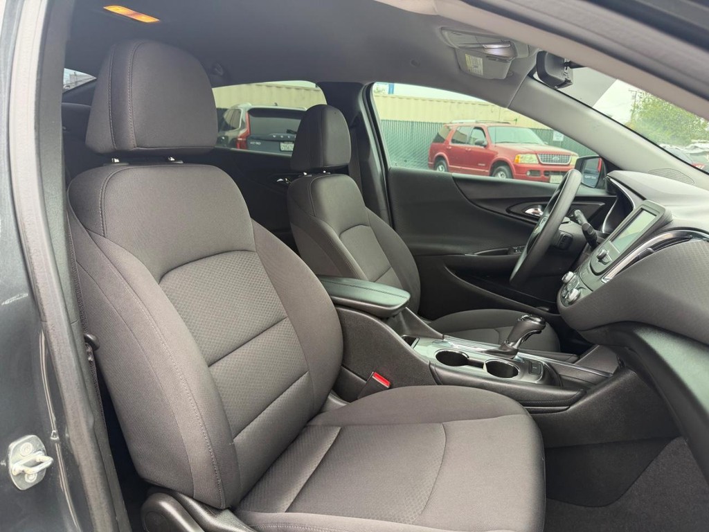 Chevrolet Malibu Vehicle Full-screen Gallery Image 22