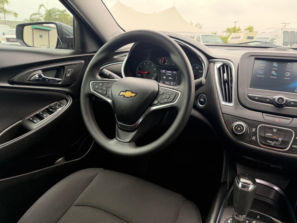 Chevrolet Malibu Vehicle Full-screen Gallery Image 24