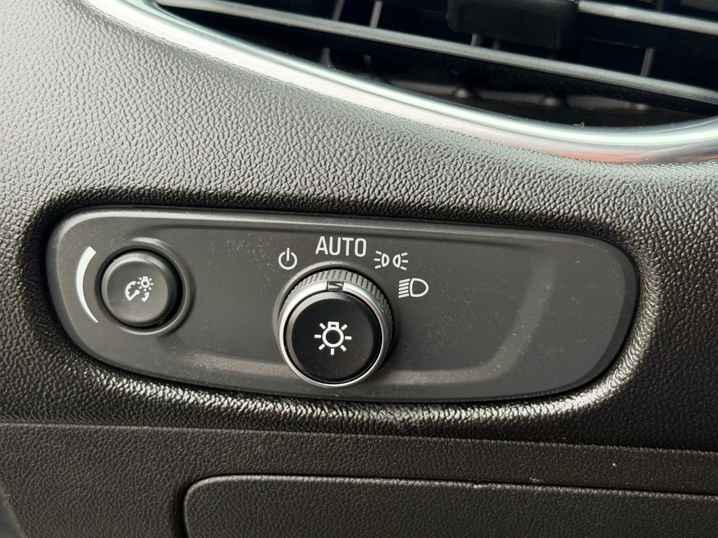 Chevrolet Malibu Vehicle Full-screen Gallery Image 32