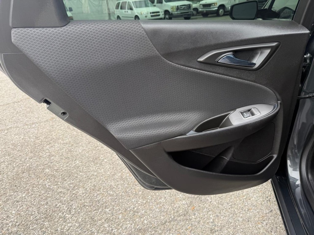 Chevrolet Malibu Vehicle Full-screen Gallery Image 35