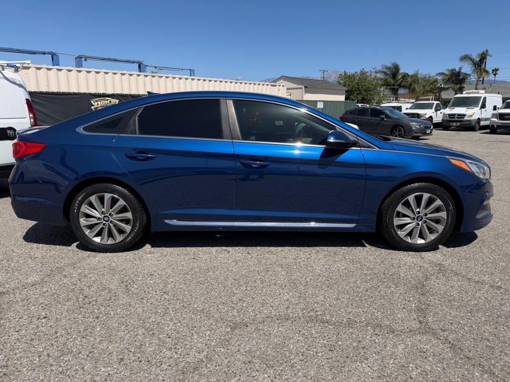 Hyundai Sonata Vehicle Full-screen Gallery Image 05