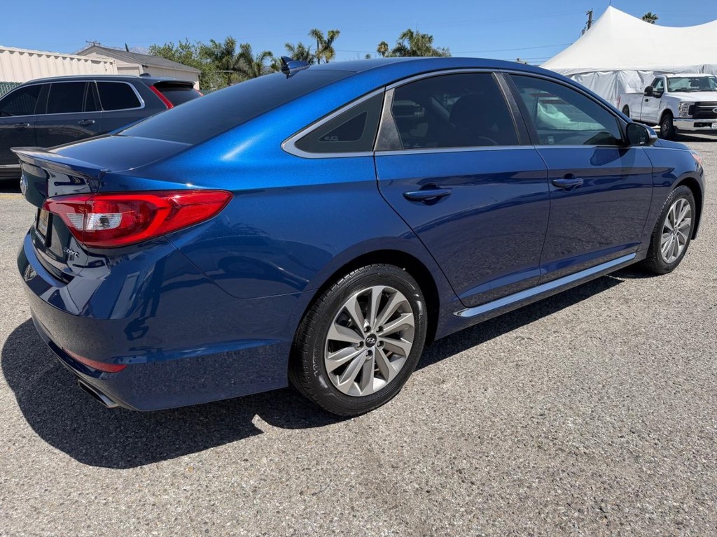 Hyundai Sonata Vehicle Full-screen Gallery Image 06