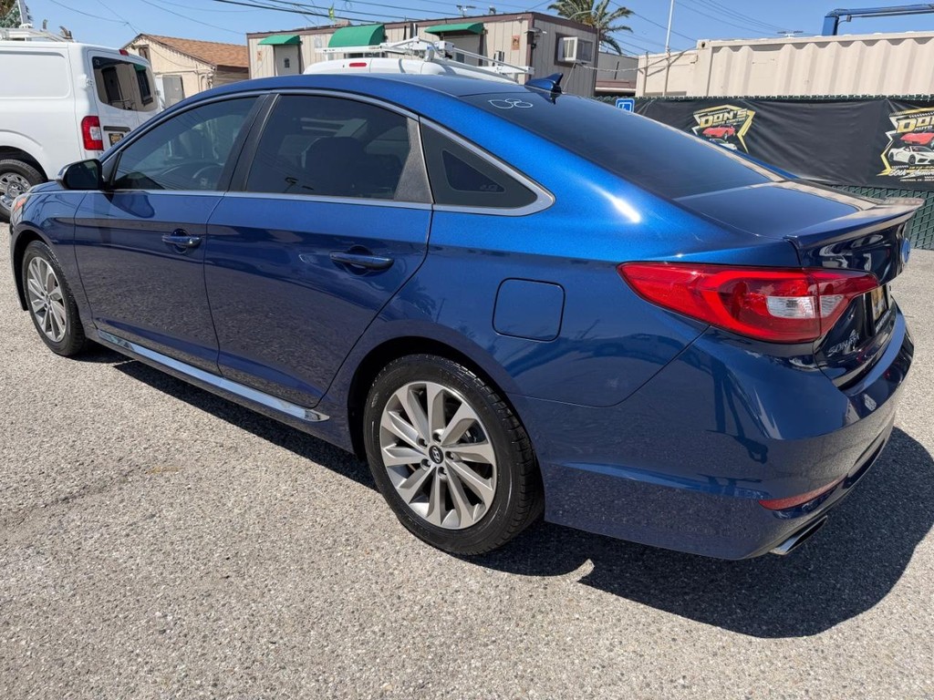 Hyundai Sonata Vehicle Full-screen Gallery Image 09