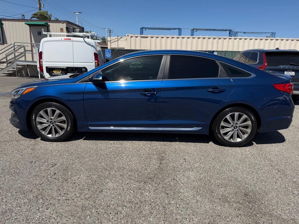 Hyundai Sonata Vehicle Full-screen Gallery Image 11