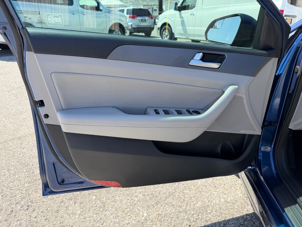 Hyundai Sonata Vehicle Full-screen Gallery Image 15