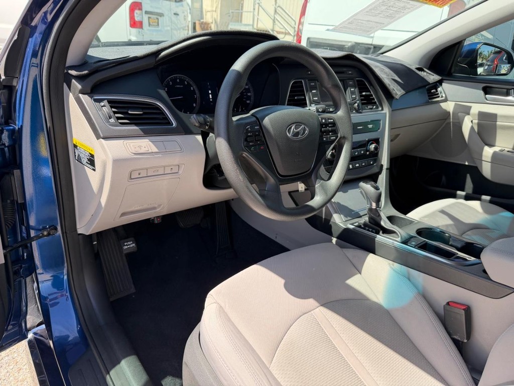 Hyundai Sonata Vehicle Full-screen Gallery Image 16