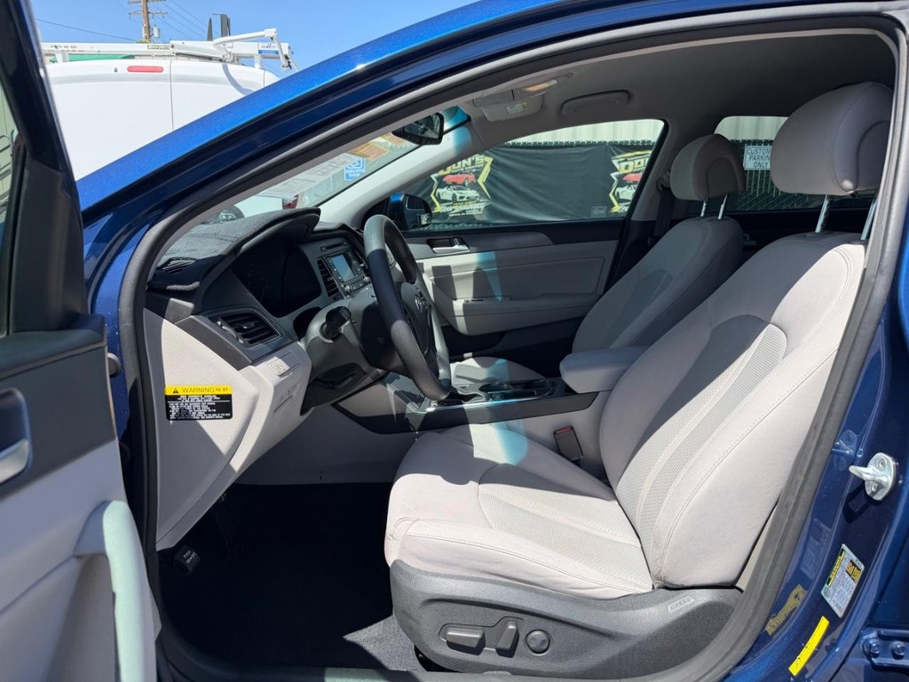 Hyundai Sonata Vehicle Full-screen Gallery Image 17