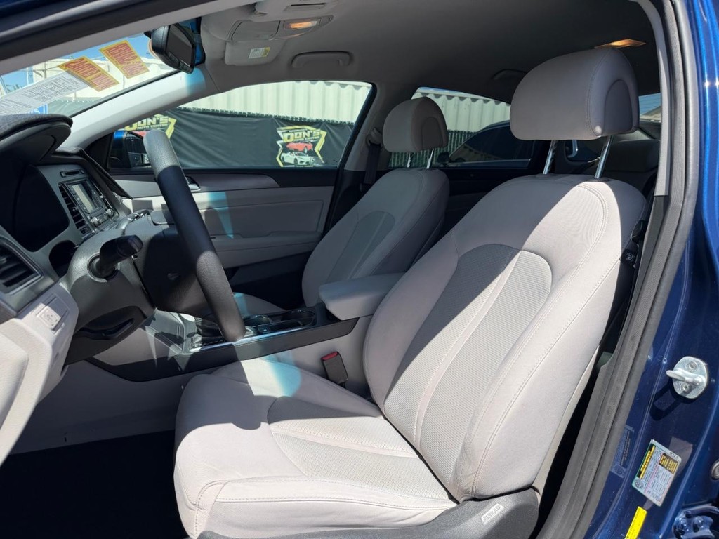 Hyundai Sonata Vehicle Full-screen Gallery Image 18
