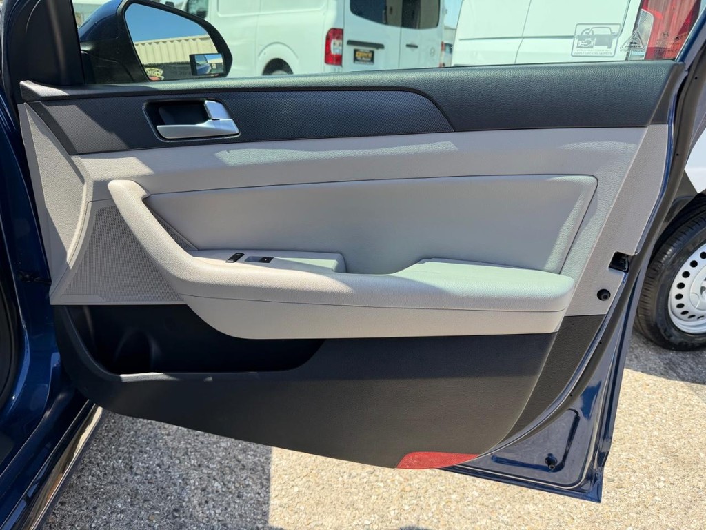 Hyundai Sonata Vehicle Full-screen Gallery Image 19