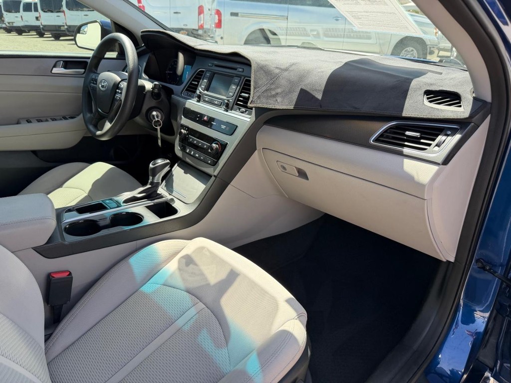Hyundai Sonata Vehicle Full-screen Gallery Image 20