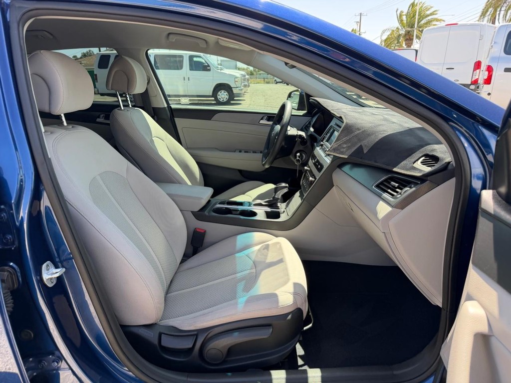 Hyundai Sonata Vehicle Full-screen Gallery Image 21